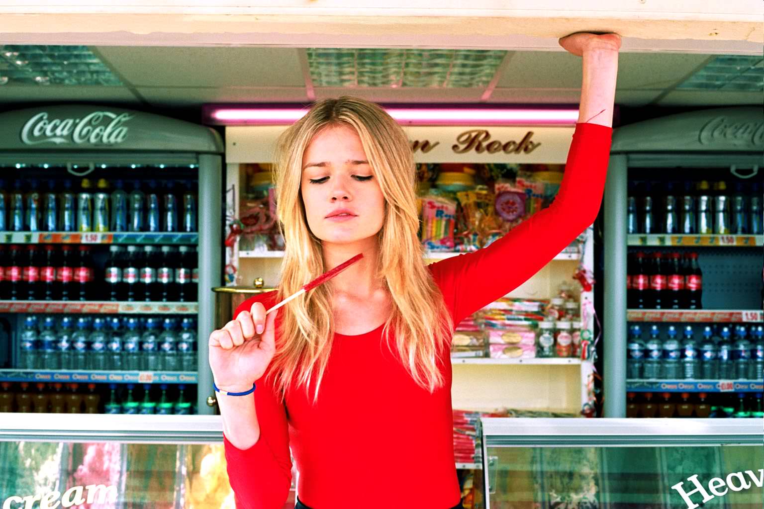 Florrie premieres single ‘Young to Remember’ music video